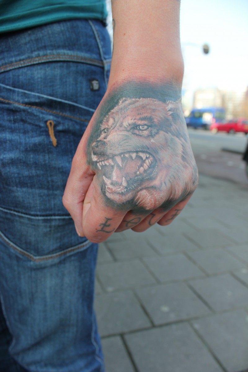 realistic Wolf tattoo hand Laura walls and skin amsterdam